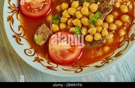 Soupe de berkoukes algérien ich nord-africaine épicée, à base de tomates, cuisine africaine, plats méditerranéens traditionnels variés, vue de dessus. Banque D'Images