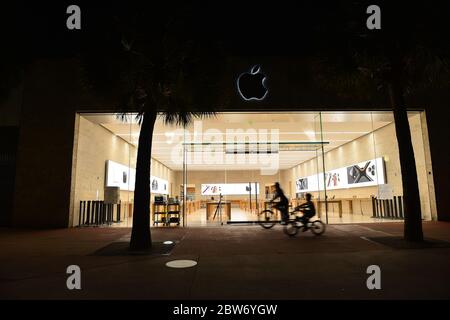 Miami Beach, Floride, États-Unis. 28 mai 2020. Une vue générale des personnes qui marchent devant l'Apple Store pendant que les gens sont vus en train de se rendre sur leurs activités quotidiennes alors que le restaurant s'étend sur le centre commercial de Lincoln Road, conformément à la première phase de réouverture pendant l'épidémie de coronavirus le 28 mai 2020 à Miami Beach, en Floride. Crédit : Mpi10/Media Punch/Alay Live News Banque D'Images