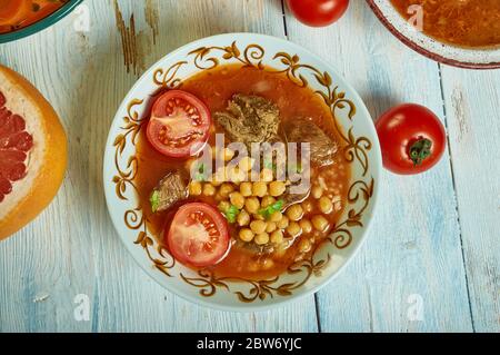 Soupe de berkoukes algérien ich nord-africaine épicée, à base de tomates, cuisine africaine, plats méditerranéens traditionnels variés, vue de dessus. Banque D'Images