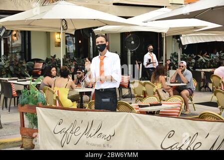 Miami Beach, Floride, États-Unis. 28 mai 2020. Une vue générale est vue comme les gens se font jour sur leurs activités quotidiennes alors que le restaurant s'étend sur la route Ocean Drive, conformément à la première phase de réouverture pendant l'épidémie de coronavirus le 28 mai 2020 à Miami Beach, en Floride. Crédit : Mpi10/Media Punch/Alay Live News Banque D'Images