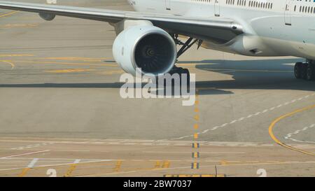 L'avion part du terminal et se prépare au vol. Partie de l'avion avec le moteur. Banque D'Images