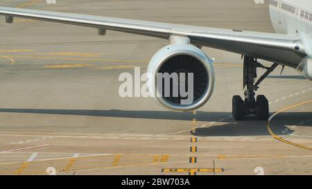 L'avion part du terminal et se prépare au vol. Partie de l'avion avec le moteur. Banque D'Images