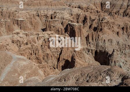 Regardez les rochers et les collines du parc national Cathedral gorge du Nevada Banque D'Images