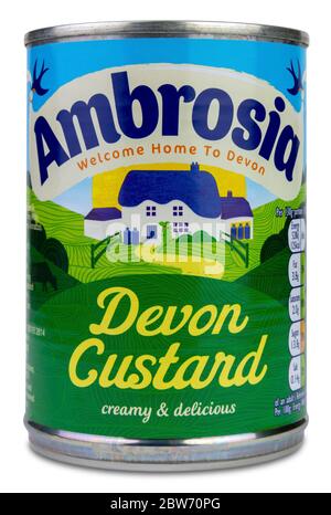 Coventry, West Midlands, Royaume-Uni - 23 mai 2020 : crème anglaise Ambrosia Devon non ouverte sur un fond blanc isolé Banque D'Images