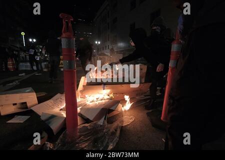 Portland, États-Unis. 29 mai 2020. Les manifestants ont incendié dans la rue de Portland, en Oregon, le 29 mai 2020. (Photo par Alex Milan Tracy/Sipa USA) crédit: SIPA USA/Alay Live News Banque D'Images