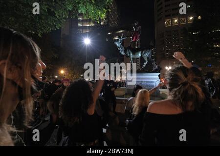 Portland, États-Unis. 29 mai 2020. Les manifestants défilent dans les rues de Portland, en Oregon, le 29 mai 2020, après une veillée pour George Floyd. (Photo par Alex Milan Tracy/Sipa USA) crédit: SIPA USA/Alay Live News Banque D'Images