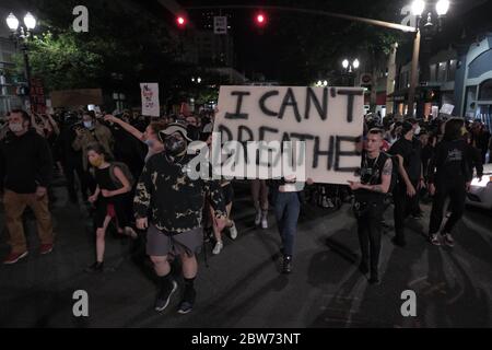 Portland, États-Unis. 29 mai 2020. Les manifestants défilent dans les rues de Portland, en Oregon, le 29 mai 2020, après une veillée pour George Floyd. (Photo par Alex Milan Tracy/Sipa USA) crédit: SIPA USA/Alay Live News Banque D'Images