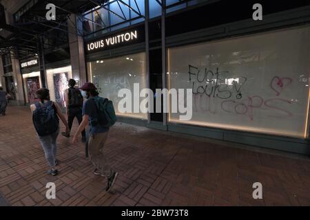 Portland, États-Unis. 29 mai 2020. Les manifestants marchent sur les graffitis du magasin Louis Vuitton à Portland, en Oregon, le 29 mai 2020. (Photo par Alex Milan Tracy/Sipa USA) crédit: SIPA USA/Alay Live News Banque D'Images