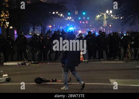 Portland, États-Unis. 29 mai 2020. Un homme affronte la police dans des engins anti-émeutes à Portland, en Oregon, le 29 mai 2020. (Photo par Alex Milan Tracy/Sipa USA) crédit: SIPA USA/Alay Live News Banque D'Images