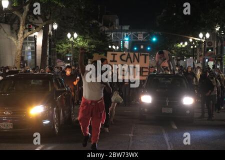 Portland, États-Unis. 29 mai 2020. Les manifestants défilent dans les rues de Portland, en Oregon, le 29 mai 2020, après une veillée pour George Floyd. (Photo par Alex Milan Tracy/Sipa USA) crédit: SIPA USA/Alay Live News Banque D'Images