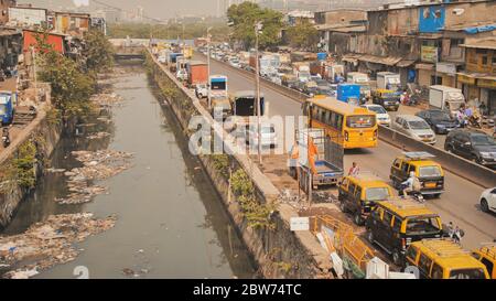 Mumbai, Inde - 17 décembre 2018 : rivière sale dans les bidonvilles de Dharavi. Bombay. Inde. Banque D'Images