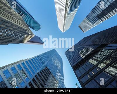 TORONTO, CANADA - 4 JUIN 2015 : de grands bâtiments dans le centre-ville de Toronto pendant la journée. Banque D'Images