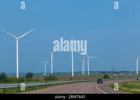 CANADA - 9 JUILLET 2015 : éoliennes le long d'une route au Canada. Une petite centrale électrique est visible. Banque D'Images