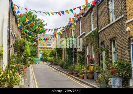 LONDRES, Royaume-Uni - 24 MAI 2020 : rues charmantes de Greenwich Londres montrant l'extérieur des bâtiments, beaucoup de plantes et des bunkting. Banque D'Images