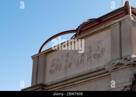 Saint John, N.-B., Canada - 24 mars 2019 : démolition d'un bâtiment Sears. Le mot Sears peut être vu où le panneau a été retiré. Banque D'Images