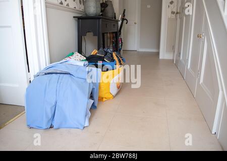 Un sac de vêtements et d'articles en attente d'être donné à une œuvre de bienfaisance ou à une boutique d'articles d'épargne. Banque D'Images