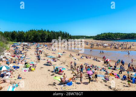 Plage de New River, Nouveau-Brunswick, Canada - le 7 juillet 2018 : plusieurs personnes se trouvent sur la plage de New River, au Nouveau-Brunswick, au Canada, par une journée chaude et ensoleillée. Vue grand angle. Banque D'Images