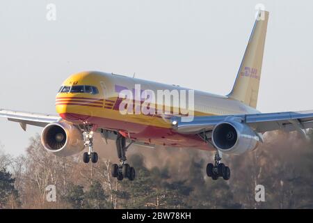 Vilnius/Lituanie 23 avril 2020 G-DHKU DHL AIR BOEING 757-200(F) Banque D'Images