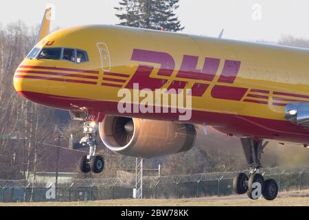 Vilnius/Lituanie 23 avril 2020 G-DHKU DHL AIR BOEING 757-200(F) Banque D'Images