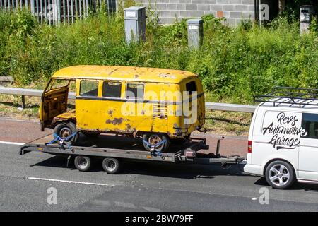 1960s vieux rouillé VW Volkswagen kombi projet de restauration rare grange ou garage trouver, projet de restauration de véhicule, 60s rouillé vieux épave, restaurer voiture classique sur remorque; UK circulation automobile, transport automobile, voitures autohome, sur l'autoroute M6 3 voies. Banque D'Images