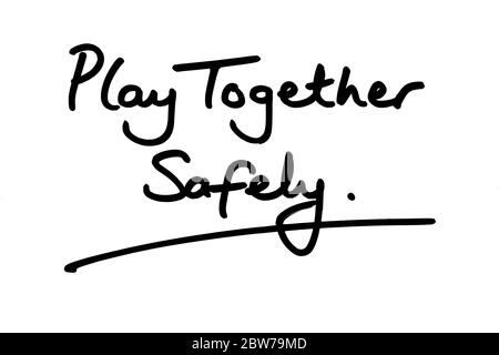 Jouez ensemble en toute sécurité manuscrit sur fond blanc. Banque D'Images