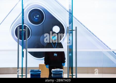 Sydney, Australie. Samedi 30 mai 2020. L'Apple Store de George Street, dans le quartier des affaires de Sydney, est désormais en plein opend, ainsi que tous les autres magasins Apple en Australie, car les restrictions de verrouillage du coronavirus se sont assouplies. Apple a ajouté des procédures de sécurité supplémentaires, notamment des contrôles de température et des distances sociales. Credit Paul Lovelace/Alamy Live News Banque D'Images