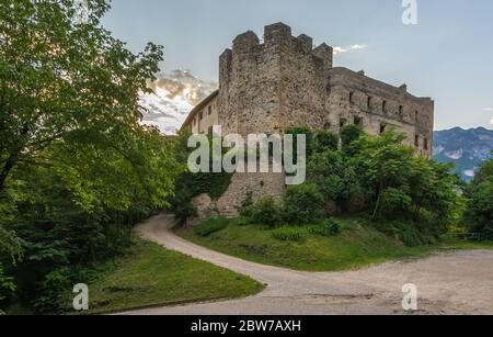 Château de Monreale à San Michele all'adige, Vallée de l'Adige - Nord de l'Italie - Château médiéval de Konigsberg Banque D'Images