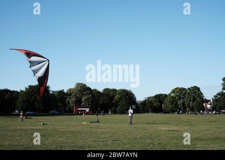 Kitting on Ealing Common, Londres, Royaume-Uni Banque D'Images