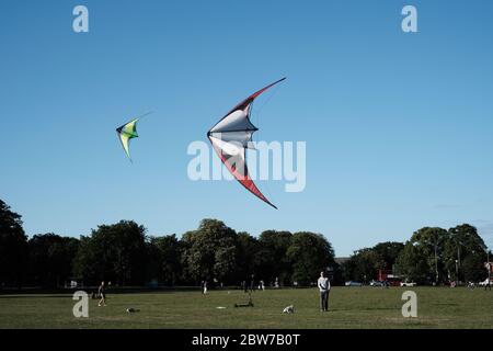 Kitting on Ealing Common, Londres, Royaume-Uni Banque D'Images