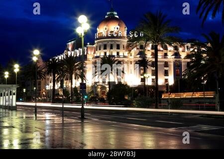 Nice, France - 21 mai 2012. Façade de l'hôtel Negresco la nuit. L'hôtel Negresco est un hôtel de luxe célèbre situé sur la célèbre Promenade des Anglais. Banque D'Images