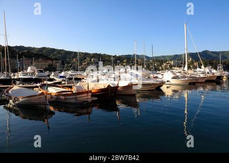 Santa Margherita, Italie - 18 mai 2012 : le petit port de plaisance de la ville de Santa Margherita est situé à quelques kilomètres de Portofino en Italie. Là Banque D'Images