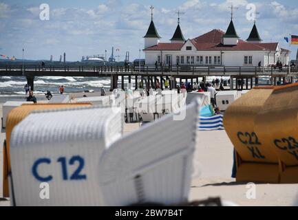 Ahlbeck, Allemagne. 30 mai 2020. Les vacanciers apprécient le temps ensoleillé sur la plage de la mer Baltique, en face de la jetée d'Albeck, sur l'île d'Usedom. Credit: Stefan Sauer/dpa-Zentralbild/dpa/Alay Live News Banque D'Images