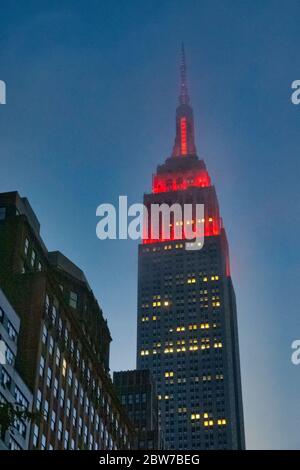 Les lumières de l'Empire State Building clignotent en rouge pendant la pandémie de Covid-19, aux États-Unis Banque D'Images