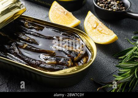 Top viHaut vue de dessus des boîtes ouvertes avec des crapts sur table en pierre texturée grise, avec des herbes romarin Banque D'Images