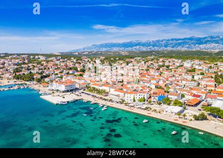 Croatie, belle ville Adriatique de Novalja sur l'île de Pag, vue aérienne de drone Banque D'Images