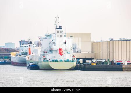 Grand bateau avec les conteneurs de fret fret marchandises sur le quai pile port quais en attente de frêt transport au Port de Rotterdam Neth Banque D'Images