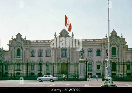 Palacio del Gobierno (Palais du Gouvernement), Plaza de Armas, 30 avril 1982, Lima, Pérou, Amérique du Sud Banque D'Images