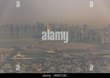 DUBAÏ, Émirats Arabes Unis - AVRIL 29 : vue aérienne du centre-ville de Dubaï et des gratte-ciels pendant la tempête de sable du matin. Autoroute et rames, lumière douce sur le sable Banque D'Images