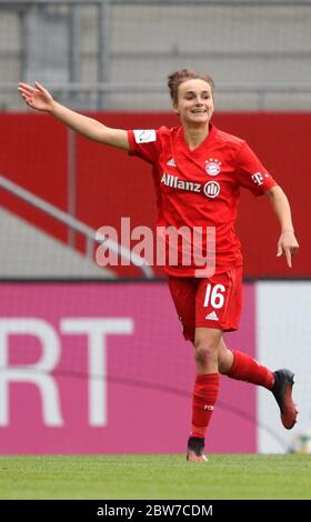 Munich, Allemagne. 30 mai 2020. Football, femmes: Bundesliga, FC Bayern Munich - TSG 1899 Hoffenheim, 17ème jour de match au stade de Grünwalder Strasse. Lina Magull du FC Bayern Munich se réjouit après son but pour le 3:0. Crédit : Adam Pretty/Getty Images Europe/Pool/dpa - REMARQUE IMPORTANTE : Conformément aux règlements de la DFL Deutsche Fußball Liga et de la DFB Deutscher Fußball-Bund, il est interdit d'exploiter ou d'exploiter dans le stade et/ou à partir du jeu pris des photos sous forme d'images de séquence et/ou de séries de photos de type vidéo./dpa/Alay Live News Banque D'Images