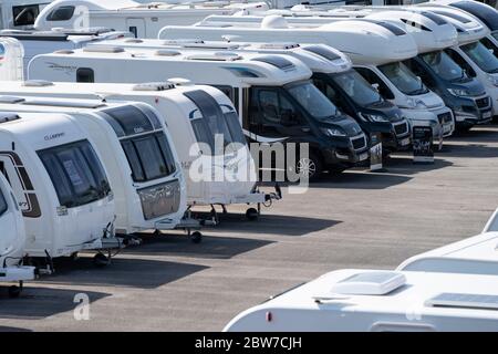 Leyland, Royaume-Uni. 29 mai 2020. L'image montre des caravanes et des moto maisons à vendre dans un concessionnaire à Leyland dans Lancashire comme motorhome et caravane dealersh Banque D'Images