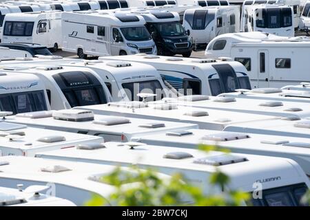 Leyland, Royaume-Uni. 29 mai 2020. L'image montre des caravanes et des moto maisons à vendre dans un concessionnaire à Leyland dans Lancashire comme motorhome et caravane dealersh Banque D'Images