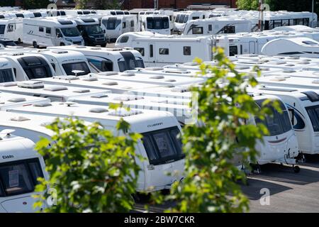 Leyland, Royaume-Uni. 29 mai 2020. L'image montre des caravanes et des moto maisons à vendre dans un concessionnaire à Leyland dans Lancashire comme motorhome et caravane dealersh Banque D'Images