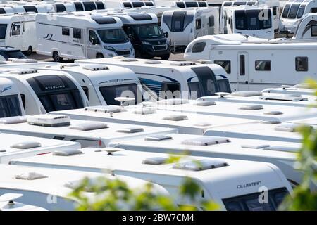 Leyland, Royaume-Uni. 29 mai 2020. L'image montre des caravanes et des moto maisons à vendre dans un concessionnaire à Leyland dans Lancashire comme motorhome et caravane dealersh Banque D'Images