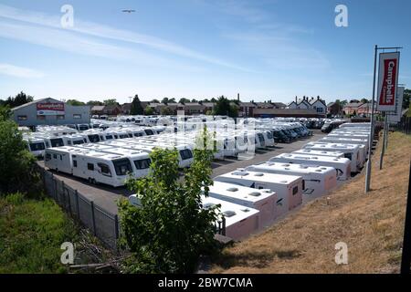 Leyland, Royaume-Uni. 29 mai 2020. L'image montre des caravanes et des moto maisons à vendre dans un concessionnaire à Leyland dans Lancashire comme motorhome et caravane dealersh Banque D'Images