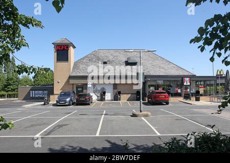 Vue générale de la branche Kentucky Fried Chicken à Galleys Corner, Braintree. Certains restaurants KFC sont rouverts pour le service de drive-through pendant Banque D'Images