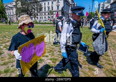 Une grand-mère est l'une des dernières sur la place mais est finalement arrêtée - extinction rébellion tenir une protestation silencieuse et socialement distancée pendant une heure sur la place du Parlement. Ils veulent exprimer leur mécontentement à l'égard de « l'incompétence du gouvernement et exiger une Assemblée des citoyens sur la reprise de Covid-19 », car ils croient que « les institutions politiques en place ne sont pas capables de relever les défis majeurs auxquels nous sommes confrontés avec le coronavirus, le climat et l'urgence écologique ». Le « verrouillage » facilité se poursuit pour l'épidémie de coronavirus (Covid 19) à Londres. Banque D'Images