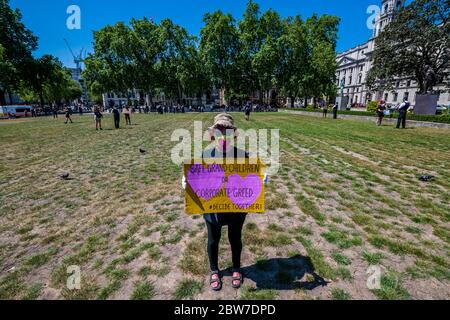 Une grand-mère est l'une des dernières sur la place mais est finalement arrêtée - extinction rébellion tenir une protestation silencieuse et socialement distancée pendant une heure sur la place du Parlement. Ils veulent exprimer leur mécontentement à l'égard de « l'incompétence du gouvernement et exiger une Assemblée des citoyens sur la reprise de Covid-19 », car ils croient que « les institutions politiques en place ne sont pas capables de relever les défis majeurs auxquels nous sommes confrontés avec le coronavirus, le climat et l'urgence écologique ». Le « verrouillage » facilité se poursuit pour l'épidémie de coronavirus (Covid 19) à Londres. Banque D'Images