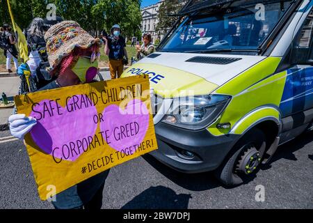 Une grand-mère est l'une des dernières sur la place mais est finalement arrêtée - extinction rébellion tenir une protestation silencieuse et socialement distancée pendant une heure sur la place du Parlement. Ils veulent exprimer leur mécontentement à l'égard de « l'incompétence du gouvernement et exiger une Assemblée des citoyens sur la reprise de Covid-19 », car ils croient que « les institutions politiques en place ne sont pas capables de relever les défis majeurs auxquels nous sommes confrontés avec le coronavirus, le climat et l'urgence écologique ». Le « verrouillage » facilité se poursuit pour l'épidémie de coronavirus (Covid 19) à Londres. Banque D'Images