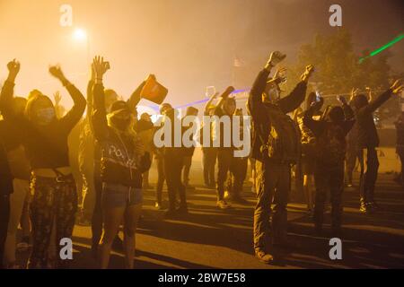 Minneapolis, États-Unis. 29 mai 2020. Les manifestants tiennent la main dans les airs lors d'une manifestation à Minneapolis, aux États-Unis, le 29 mai 2020. Le maire de Minneapolis, Jacob Frey, a annoncé vendredi un couvre-feu obligatoire de nuit après trois nuits consécutives de manifestations et de violences croissantes dans la plus grande ville de l'État du midwest américain du Minnesota, suite à la mort de George Floyd, un homme noir non armé, en détention policière. Crédit : Angus Alexander/Xinhua/Alay Live News Banque D'Images