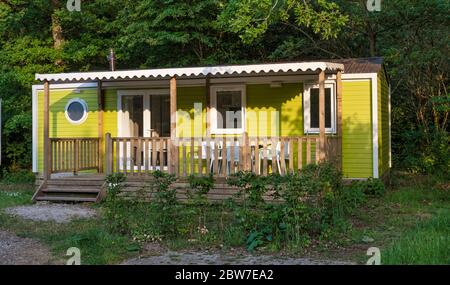 Mobile homes, vert jaune avec véranda bungalow dans un camping à louer Banque D'Images